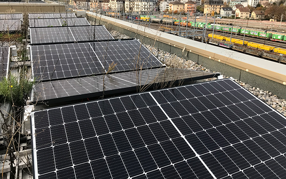 Installation photovoltaïque en gare de Renens.